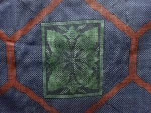 アンティーク　亀甲に花模様織出し本場泥大島紬着物（5マルキ）